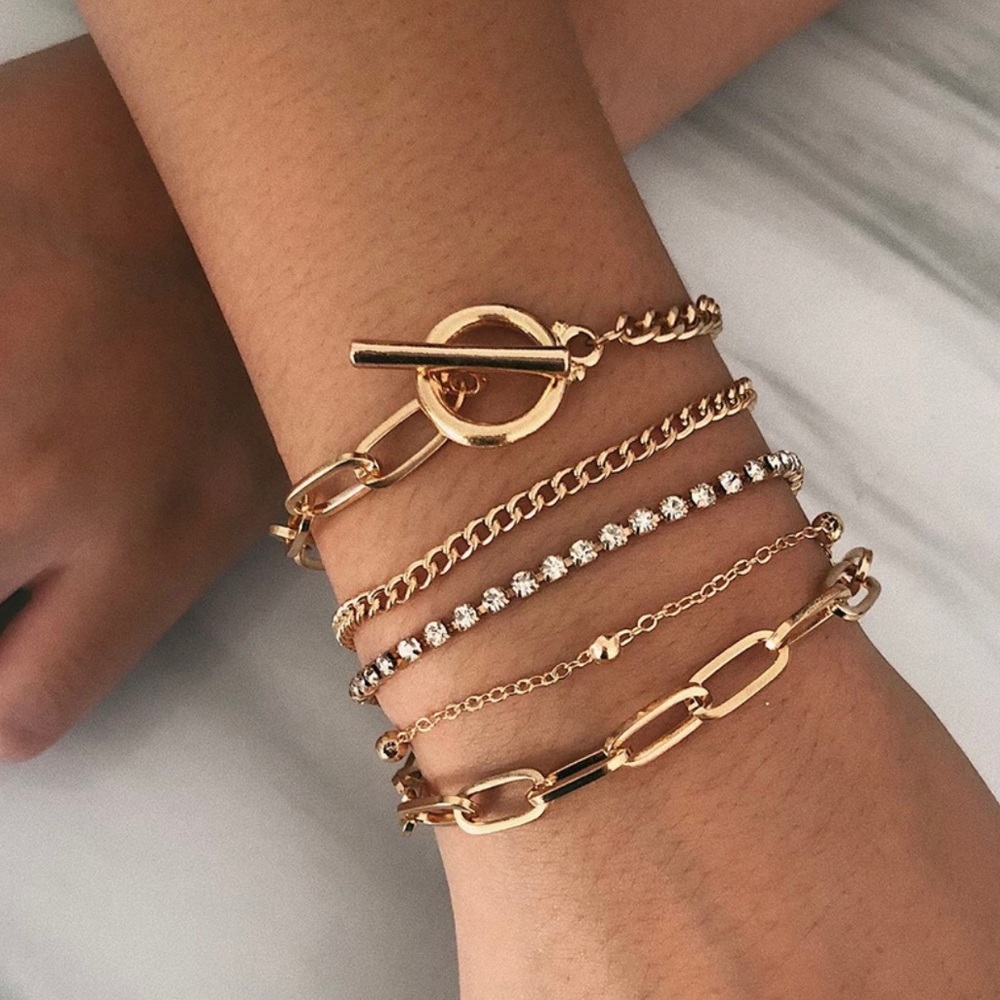 🦋NWOT Golden multilayered bracelet